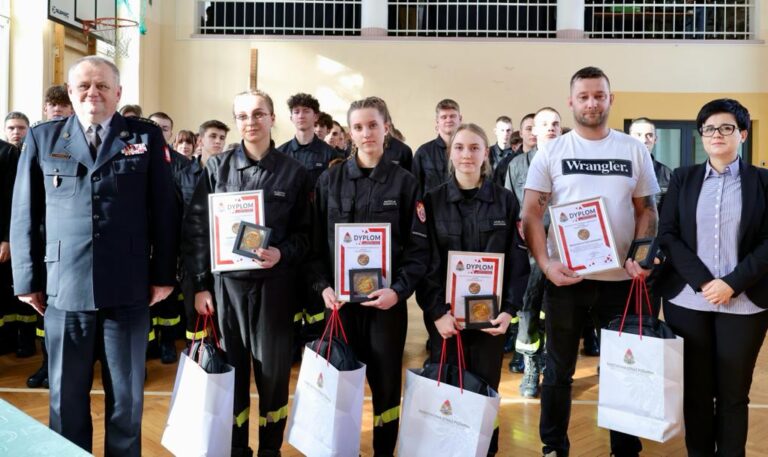 Nowy Sącz – Marcinkowice. Fragment elewacji spadł na człowieka. Czwórka uczniów zdała życiowy egzamin z ratownictwa [ZDJĘCIA]