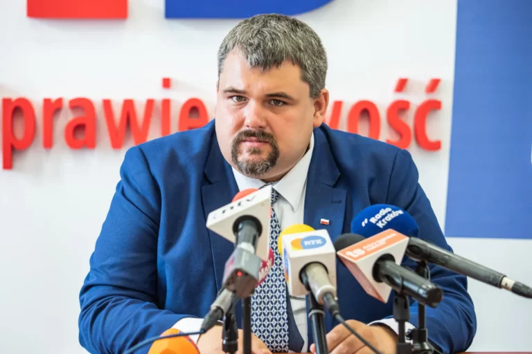 Ponad 10 autobusów wyruszy na protest do Warszawy. Poseł Wicher: Polacy chcą normalności
