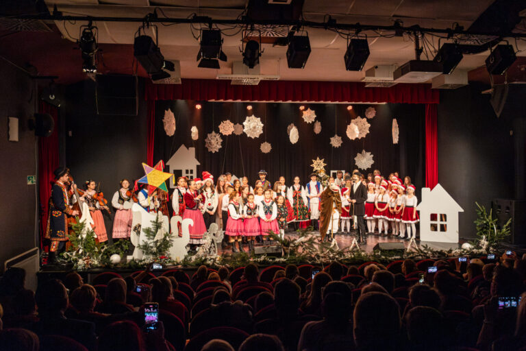 Bajkowy klimat świąt dzięki występom dzieci i młodzieży [FOTORELACJA]