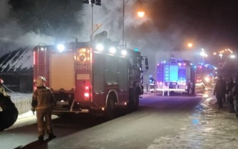 Strażacy walczą z pożarem domu w Tyliczu. Jedna osoba poszkodowana