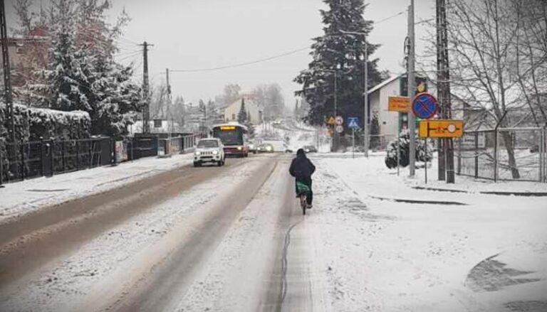 Podróżujcie ostrożnie! Duży mróz i opady śniegu w woj. śląskim, małopolskim i podkarpackim