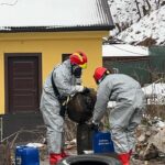 Rytro - beczki z nieznaną substancją w budynku gospodarczym