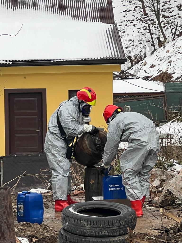 Rytro - beczki z nieznaną substancją w budynku gospodarczym