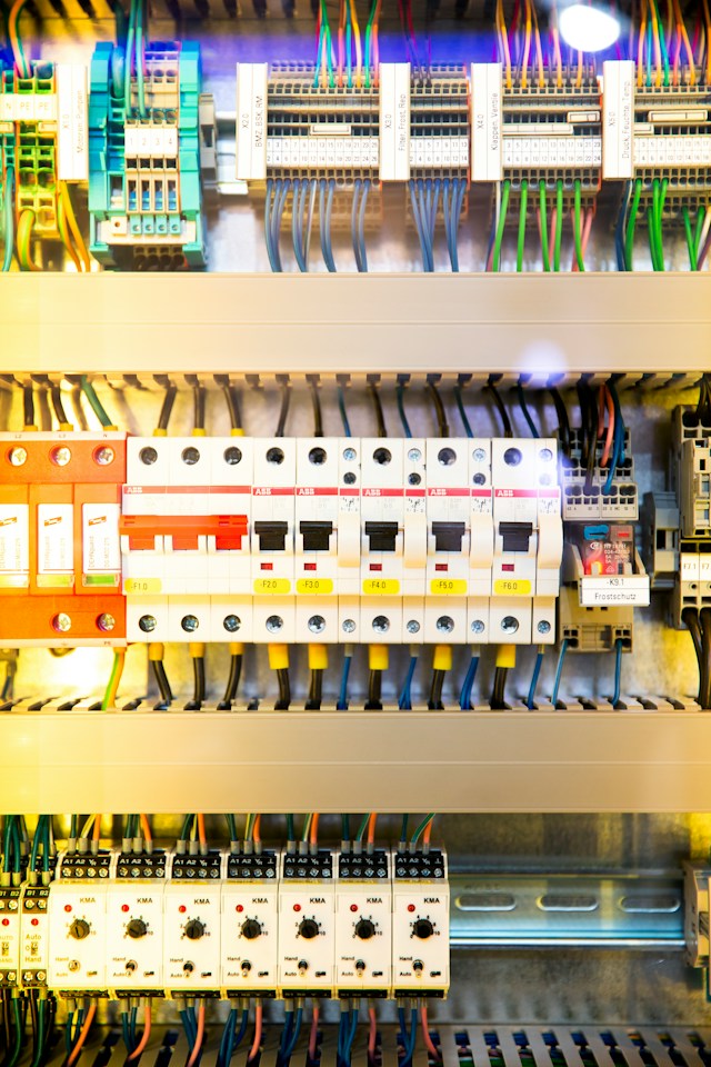 jak działają zabezpieczenia przeciwprzepięciowe