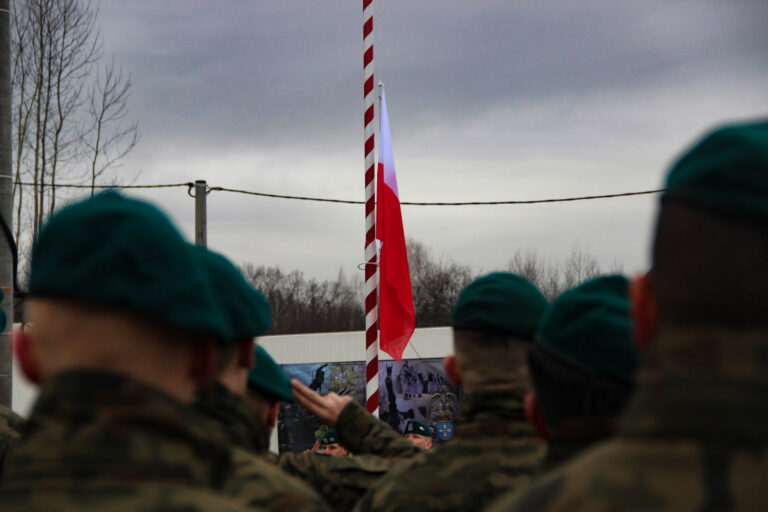 Żołnierze przyjechali do Wojnarowej. Nastąpiło uroczyste podniesienie flagi państwowej