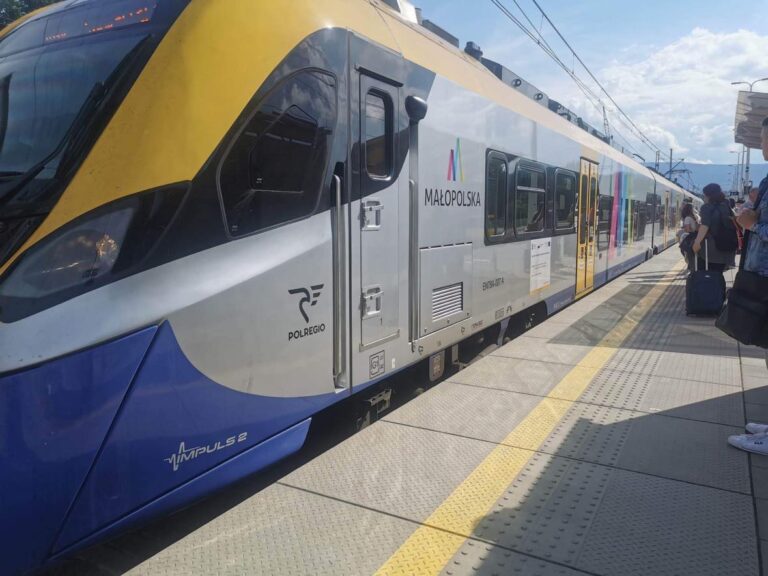 Podróż pociągiem po Małopolsce za złotówkę. Prezent dla uczniów na ferie