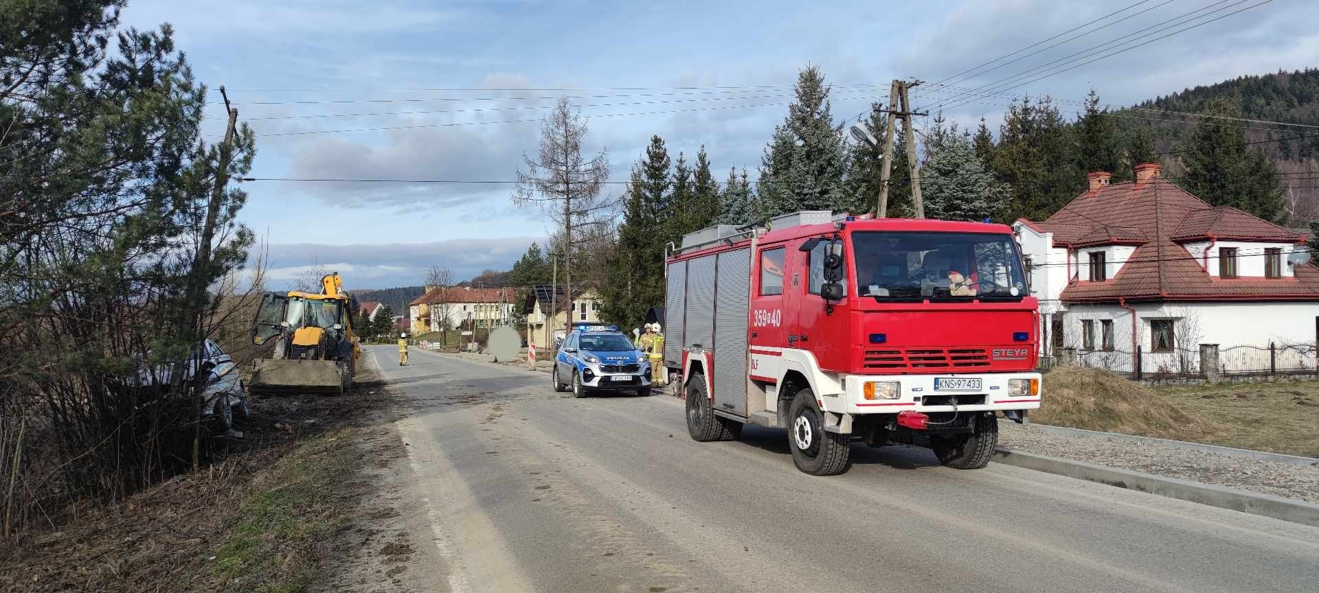 Królowa Górna, samochód uderzył w słup