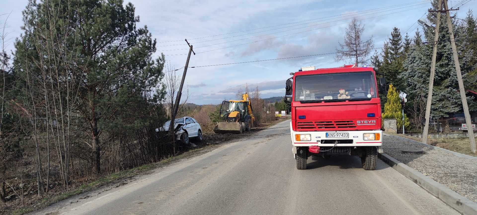 Królowa Górna, samochód uderzył w słup