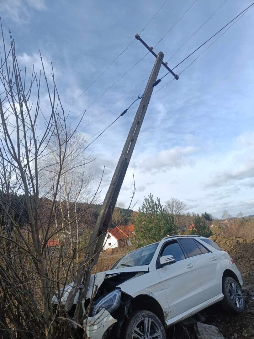 Królowa Górna, samochód uderzył w słup