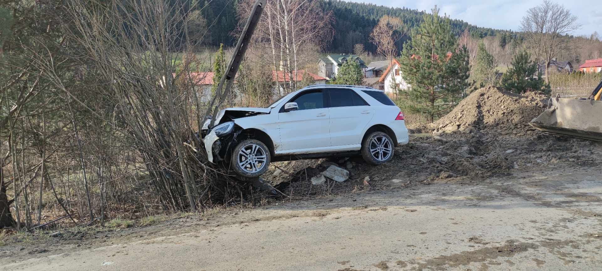Królowa Górna, samochód uderzył w słup