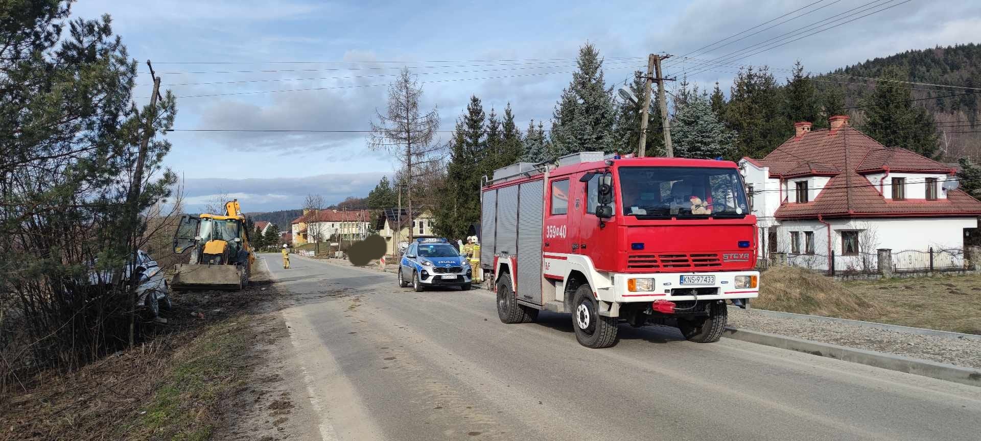 Królowa Górna, samochód uderzył w słup