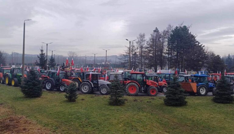 Dziesiątki ciągników w Nowym Sączu. Trwa strajk generalny rolników