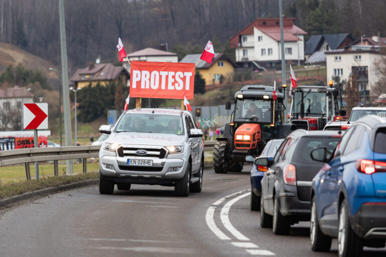 Kolejny protest rolników w Nowym Sączu. Blokada ronda i przejazd ulicami