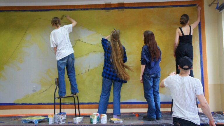 Uczniowie Barbackiego pod czujnym okiem Mgr Morsa ozdobili szkołę muralem [ZDJĘCIA]