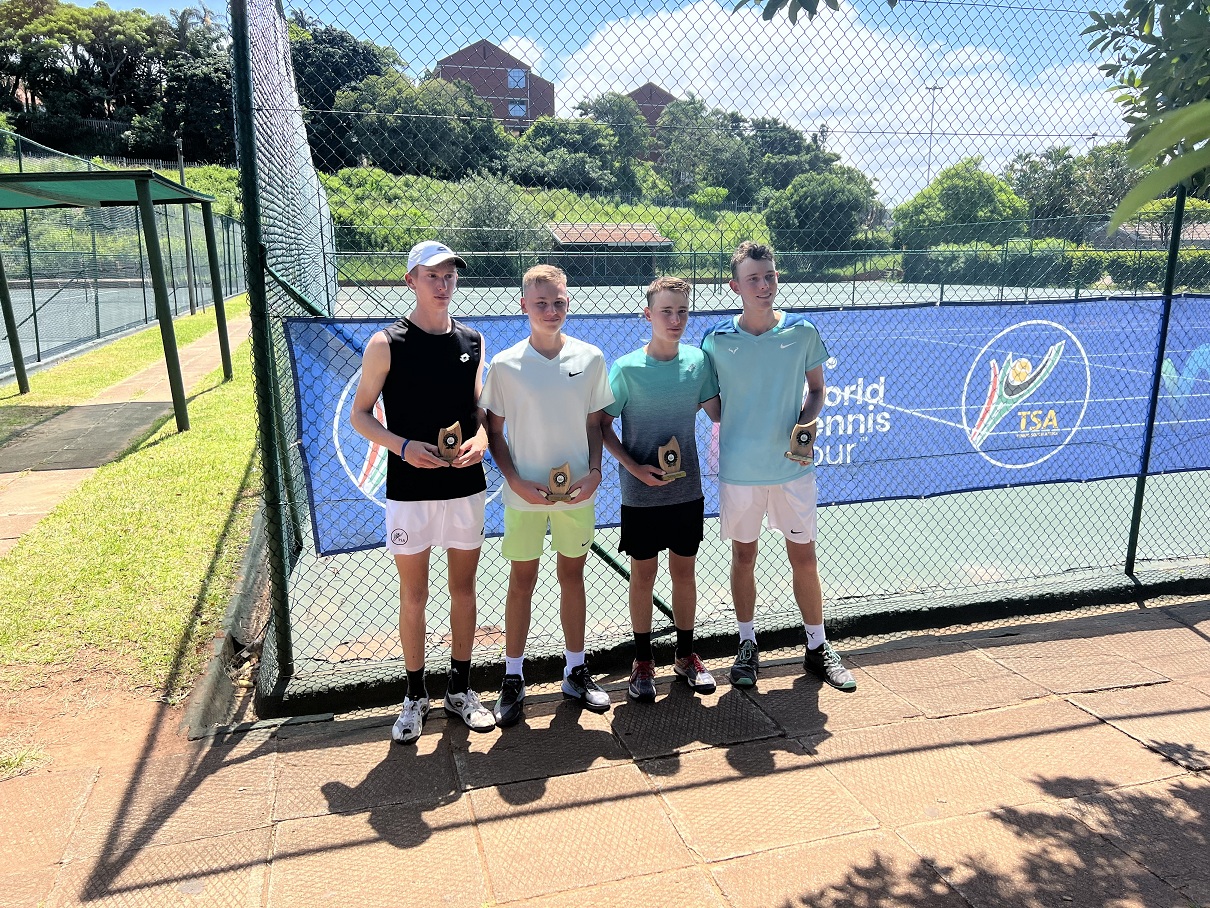 Srebrny medal i podium w grze deblowej dla Wiktora Jeża – zawodnika STT Fakro Nowy Sącz w rozgrywkach tenisa ziemnego w Durbanie.