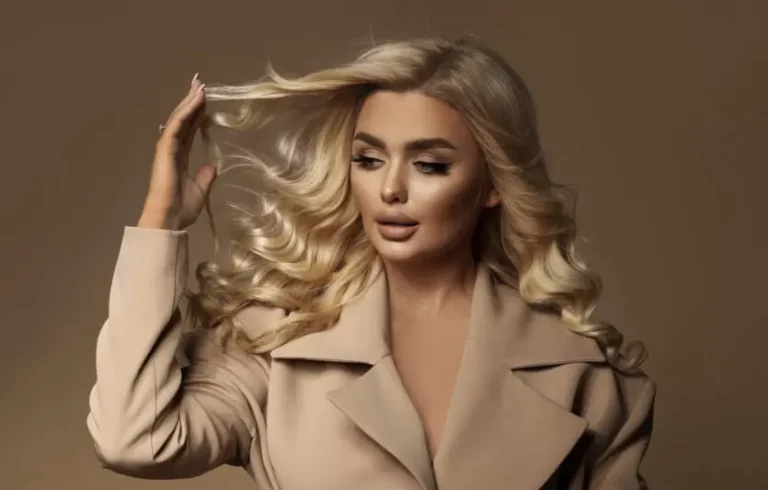 Kobieta z igłą – W pracowni krawieckiej robi show