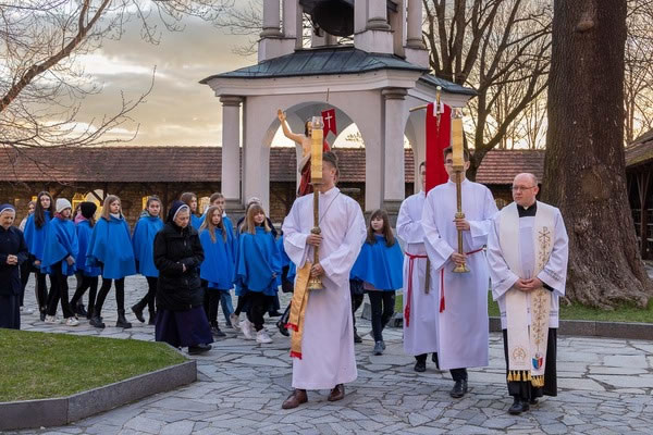 Jak to z tradycją było, czyli śledztwo w sprawie rezurekcji