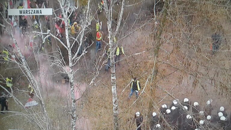Trwają zamieszki pod Sejmem. Starcie protestujących rolników z policją [ZDJĘCIA + FILM]