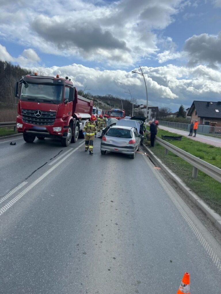 Karambol na obwodnicy Nowego Sącza. Trzy osobówki i ciężarówka