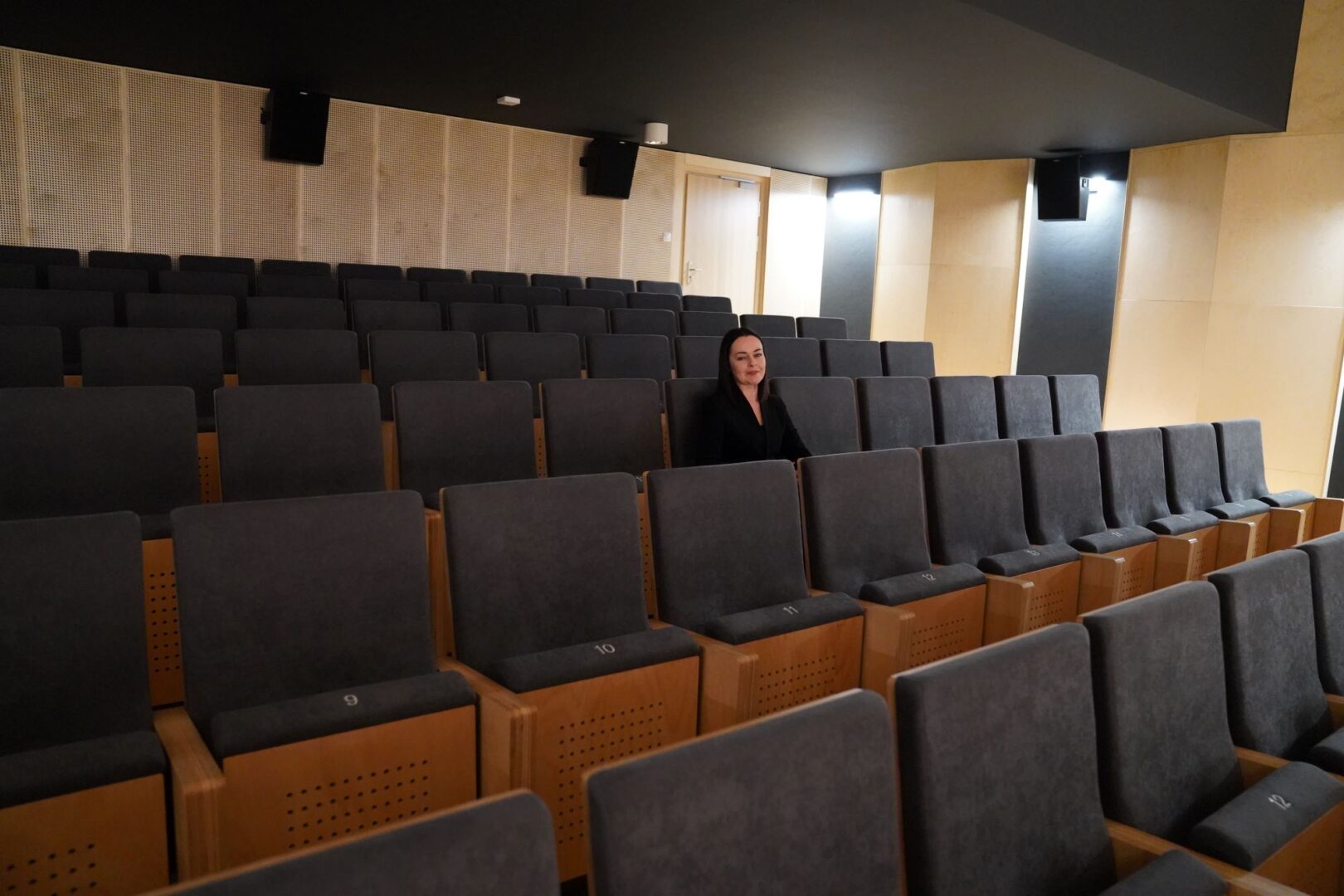 Aula nowo otwartego Miejskiego Centrum Kultury w Bobowej 2024