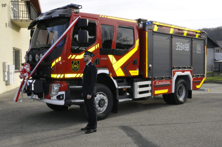 Strażacy z OSP Barcice cieszą się już nowym samochodem [film, zdjęcia]