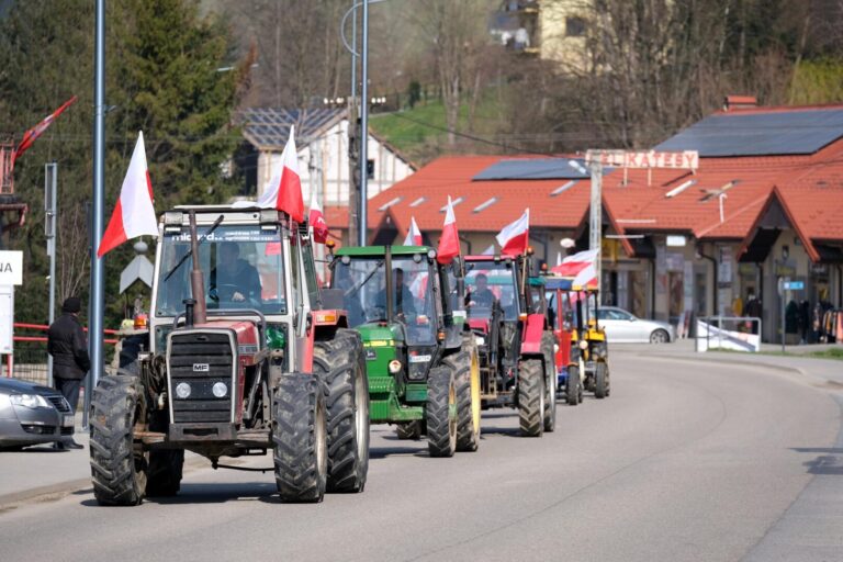 „Chcemy godnie żyć”. Protest rolników w Korzennej [filmy, zdjęcia]