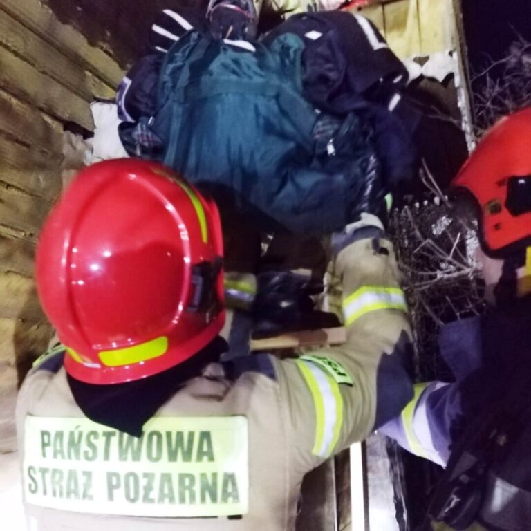 Strażacy ewakuowali mężczyznę, który nie mógł opuścić budynku