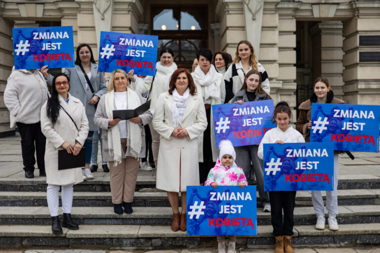 ,,Mamy prawo żyć w czystym środowisku” — kandydatki PiS protestują [ZDJĘCIA]