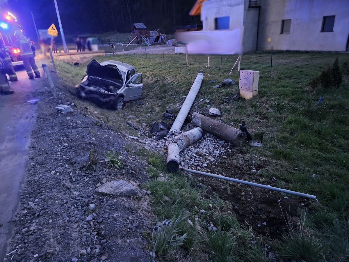 Mostki, samochód wypadł z drogi