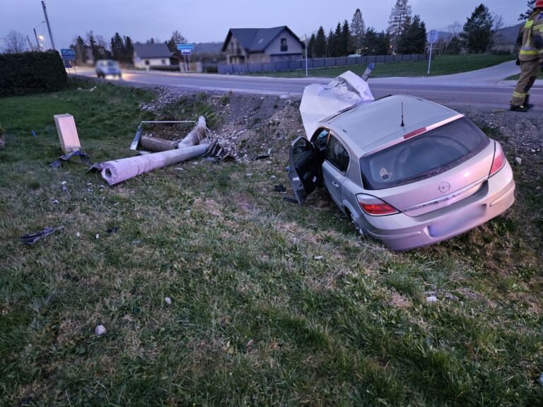 Mostki. Auto wypadło z drogi i staranowało słup