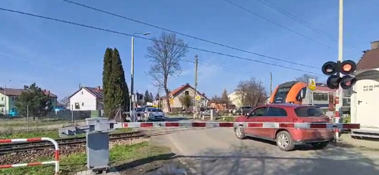 Nowy Sącz. Samochód utknął na przejeździe kolejowym między szlabanami [FILM]