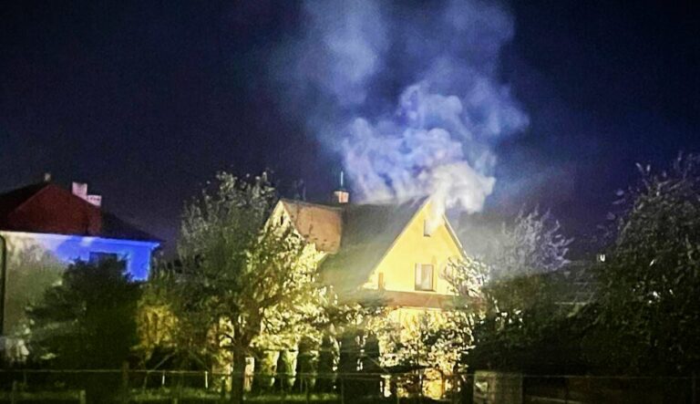 Wieczorny pożar domu w Mszanie Dolnej. Osiem osób zdążyło się ewakuować [FOTO]