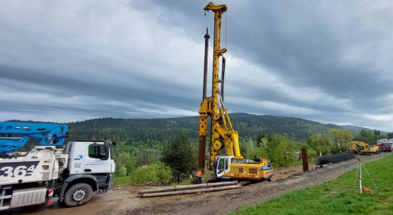 DK28. Wjechał ciężki sprzęt. Trwa budowa podpór ,,estakady”