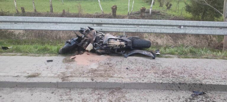Korzenna. Policja bada okoliczności wypadku motocyklisty. Jest zbiórka krwi i wspólna modlitwa
