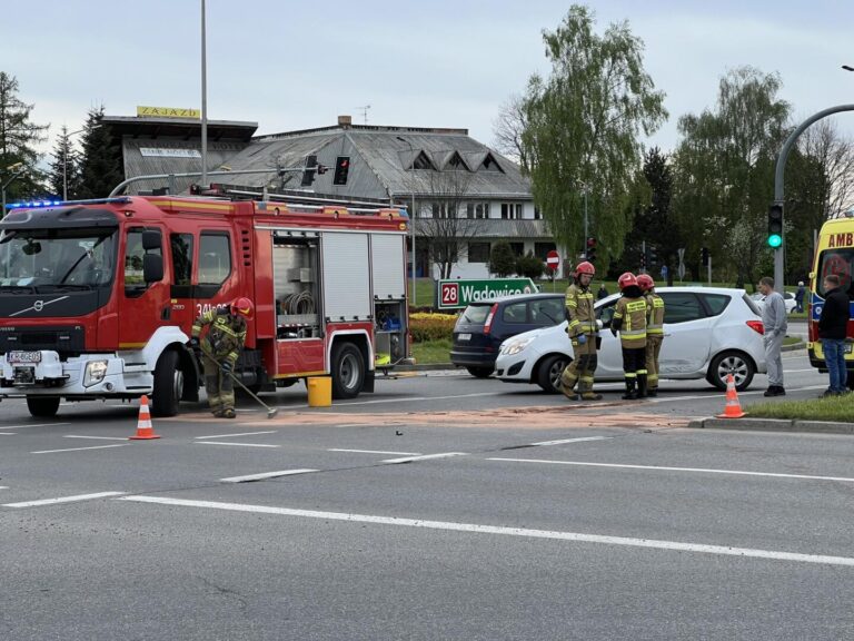Przejechał na czerwonym i uderzył w Opla. Stłuczka na Rondzie Solidarności [FOTO]