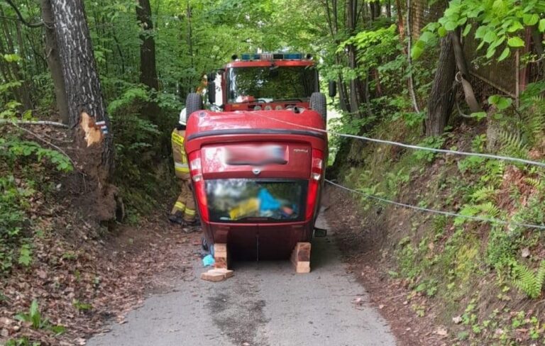 Bartkowa-Posadowa. Auto dachowało na wąskiej gminnej drodze
