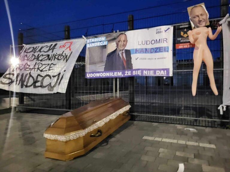 Trumna pod stadionem Sandecji. Obok… dmuchana lala z podobizną prezydenta