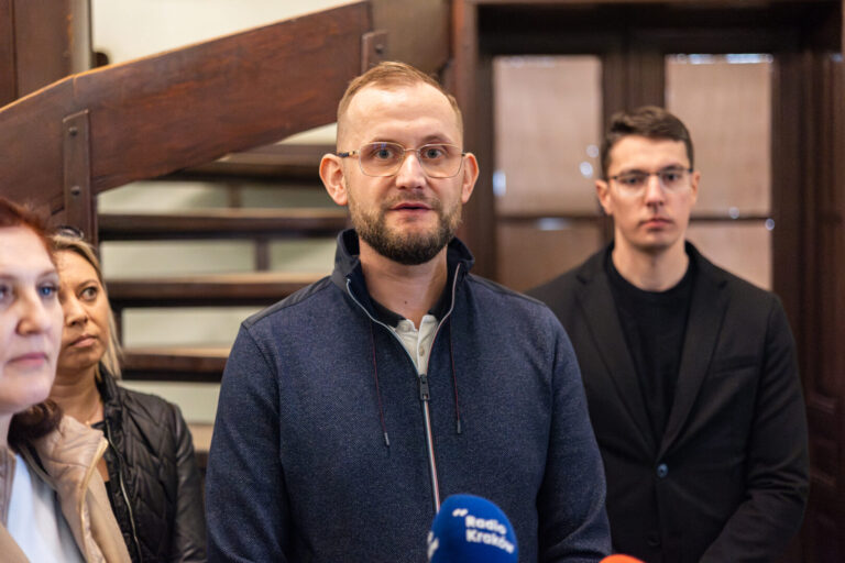 Konfrontacja w nowosądeckim ratuszu. Służbowym busem po banery konkurencji