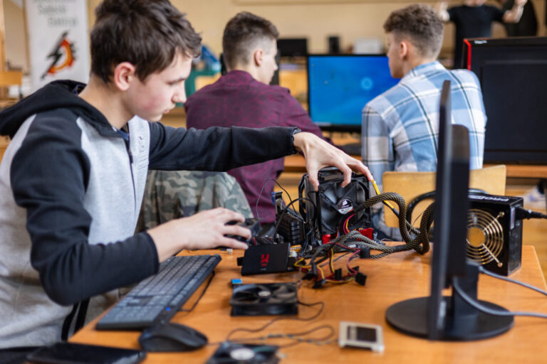 Niecodzienna rywalizacja. W Sądeckim Elektryku przyspieszali komputery