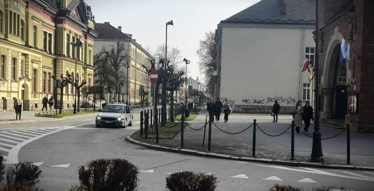 Nowy Sącz. Wolontariusze pukają do domów. Gdy wypełnisz dokument, bank sam przekaże pieniądze