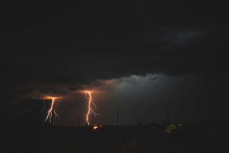 Burze, silne opady i wiatr. Synoptycy ostrzegają
