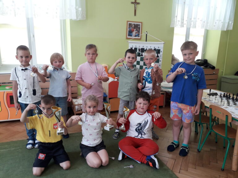 Dlaczego podajemy sobie ręce na początku gry? Szacunek… II Turniej Szachowy Przedszkolaków w Nowym Sączu