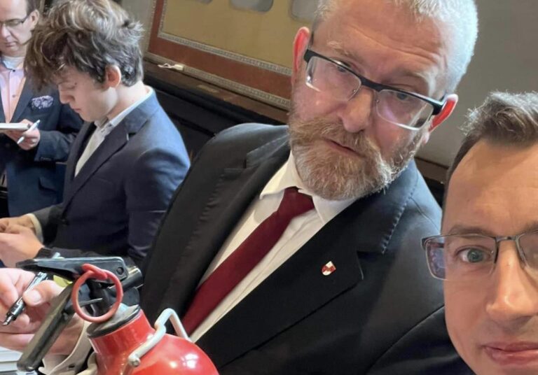 Grzegorz Braun na Sądecczyźnie. W programie podpisywanie gaśnic