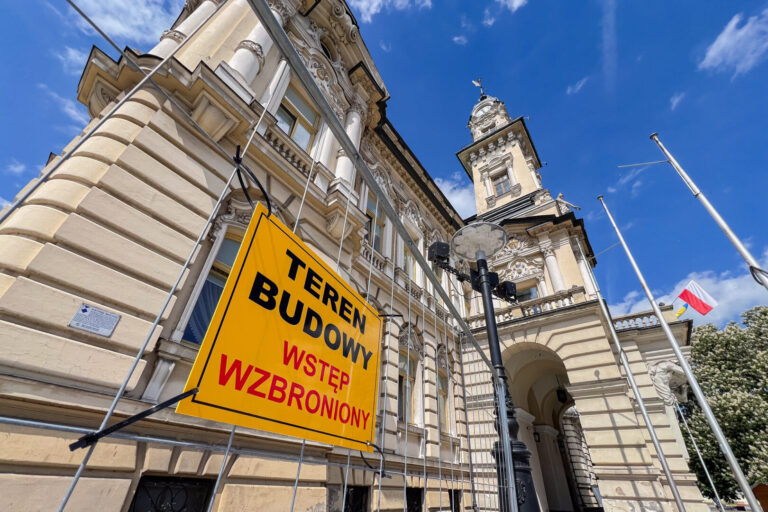 Prace trwają. Zaglądamy pod rusztowania wokół ratusza