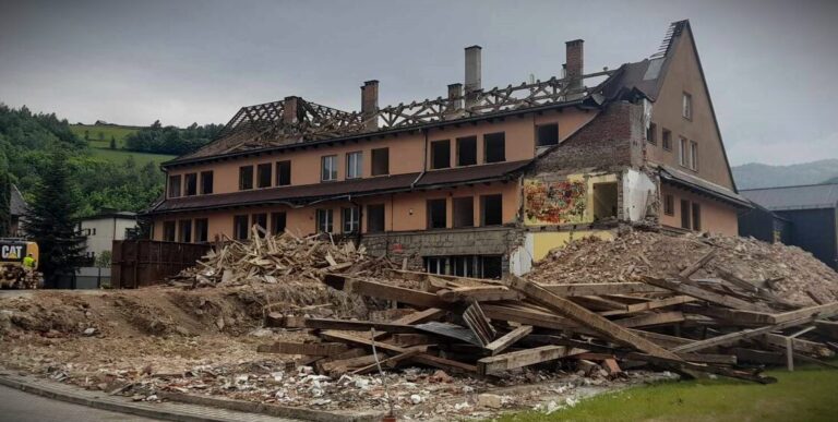 Koniec pewnej epoki. Szkoła Podstawowa w Rytrze jest w trakcie rozbiórki [ZDJĘCIA]