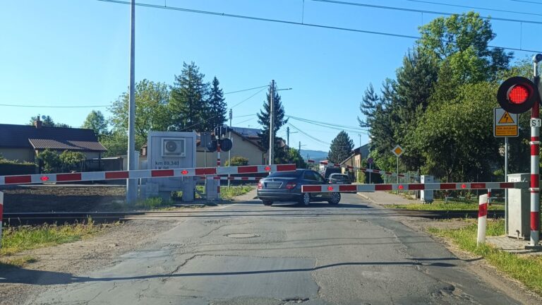Nowy Sącz. Kierowca utknął na przejeździe kolejowym [FOTO]