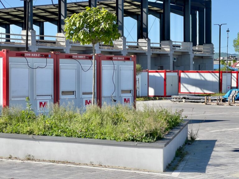 Nowy Sącz. Na terenie stadionu pojawiły się kontenery. Walka o licencję [ZDJĘCIA]