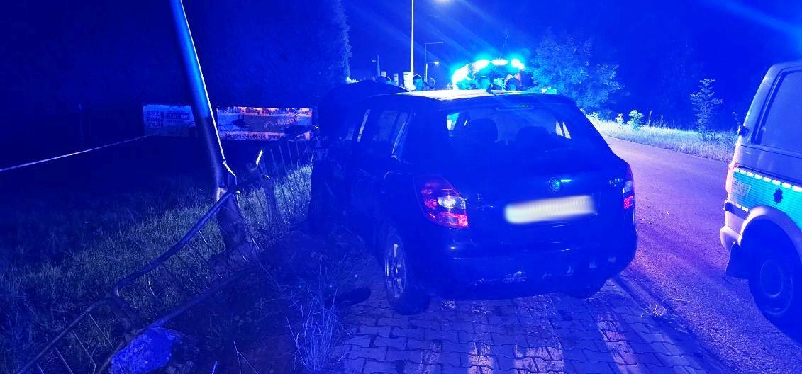 Nawojowa, samochód uderzył w barierki i latarnię
