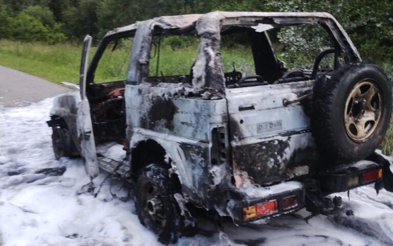 Uhryń. Samochód terenowy zapalił się na środku drogi