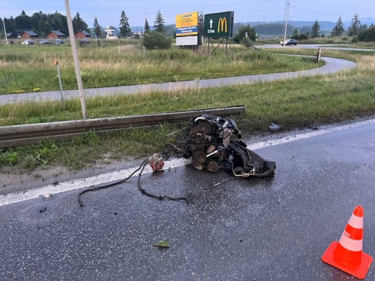 Dwa auta zniszczone, silnik na jezdni, jedna osoba w szpitalu